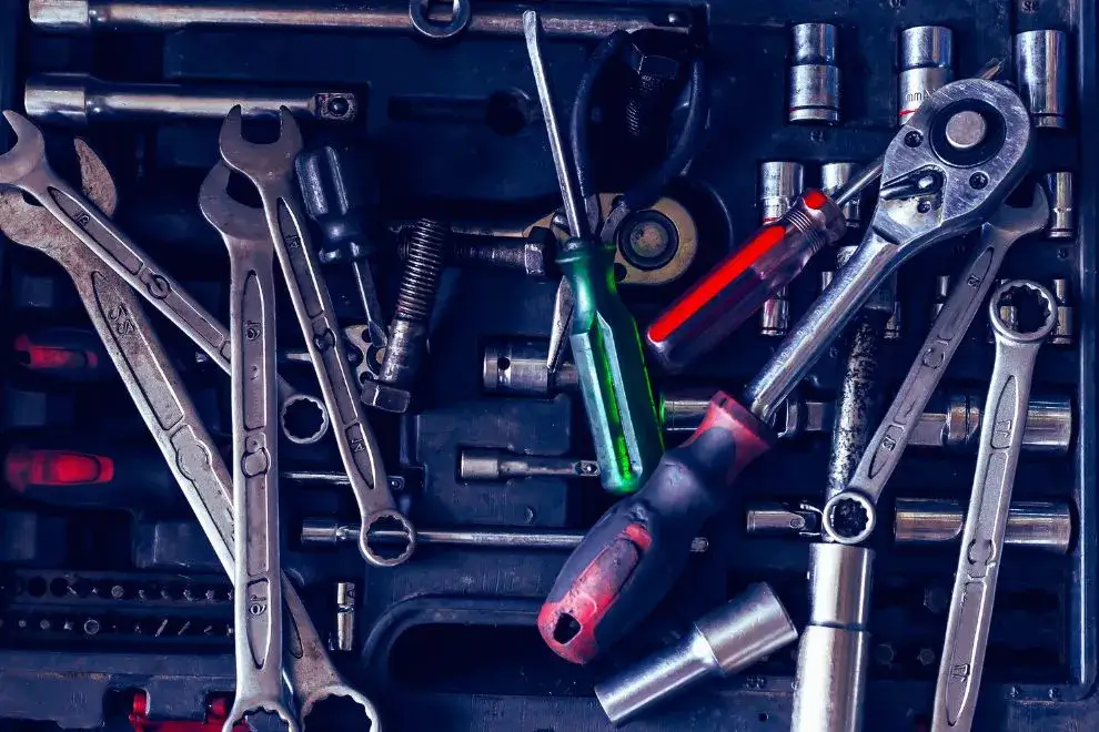 Essential tools to keep in your car all time